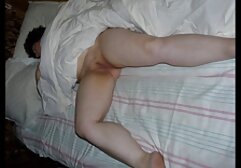 Míg a férje éjszakai műszakot végez, Klava meghívja gyermekeit, hogy szórakozzanak. Mindkettőt az ágyra tette, és kihúzta a péniszét. Egy kis intenzív elhelyezett a bőr az első, a két tört piros kezdett nyögni lassan. A következő lépésre való felkészülés során erotikus filmek indavideo Klava elkezdi szopni a testét pornó szájon keresztül.