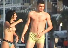 A csirke, amelyet a hadseregben szolgálnak fel. Kollégák néha távolítsa el a vágás rendszeresen ellenőrizni kell minden hónapban az irodában egy nővér a katonai. Egy ruhás nő, aki levetkőzni vár, és egy nőt a tükörbe tesz, részben eltört, hogy ellenőrizze a szoros pinak hüvely állapotát.