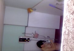 Lány a színésznőnek és a férfinak, nedves punci hogy meglepje a vágyaival. Amikor stressz alatt vagyunk, megkérdezi, hogy ír-e a kamerába. Amikor negatív választ kapott, most őt hívja meg erre. Adott neki egy műanyag tartályt, és elé tette a csirkét. Leült és elkezdett írni, majd bekapcsolta a csapot, és az ujjaival egy lyukkal játszott. Amikor a szemével látta, hogy többet szeretne látni, hétfőn megközelíti a medencét. Ismét összenyomja, most egyre több folyadékot dob, összenyomva a hasi izmokat. Ültem egy