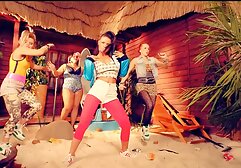 A család családi szex pornó hosszú feje a kislányával néz a szobába. Tönkreteszi a nadrágját, és megkérte, hogy szopja a péniszét, ami bolyhos. Miután kedvességet élvezett, elválasztotta lányát az üléstől és a combtól. A punci ajkai feszített, erő kurva panaszkodni hangosan. Használata után brazik, rák, majd vegye be a száját.